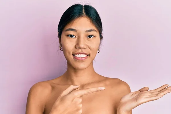 Jonge Chinese Vrouw Topless Staan Tonen Huid Verbaasd Glimlachen Naar — Stockfoto