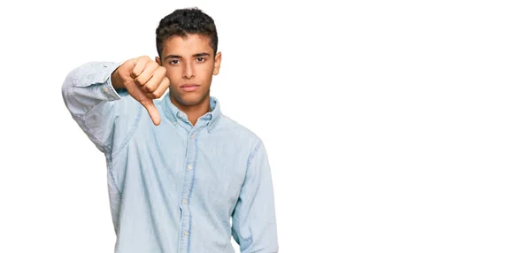 若いハンサムなアフリカ系アメリカ人の男性は カジュアルな服を着て不満と怒りを示し 親指を下にジェスチャーで否定的に見えます 悪い表現 — ストック写真