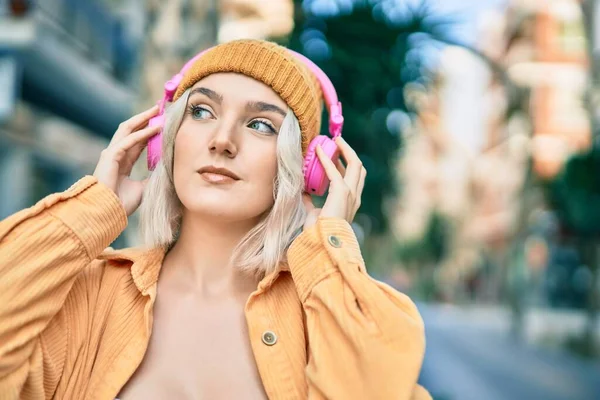 Młoda Blondynka Relaksu Przy Użyciu Słuchawek Mieście — Zdjęcie stockowe
