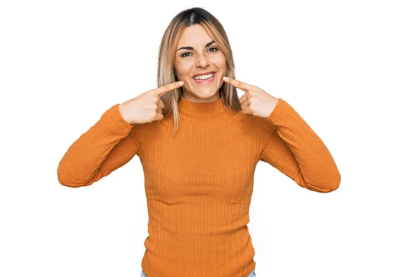 Jonge Blanke Vrouw Draagt Casual Kleding Lachende Vrolijke Tonen Wijzen — Stockfoto