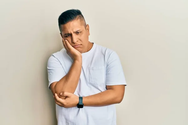 Hombre Latino Joven Con Camiseta Blanca Casual Pensando Que Cansado —  Fotos de Stock