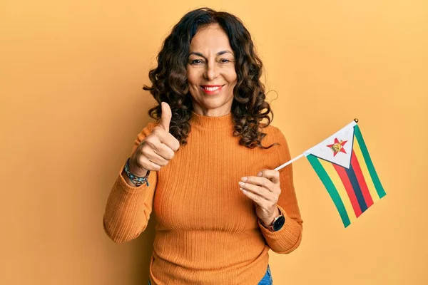 Middelbare Leeftijd Spaanse Vrouw Met Zimbabwe Vlag Lachend Gelukkig Positief — Stockfoto