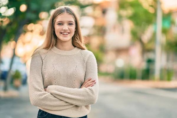 Bela Adolescente Caucasiano Com Braços Cruzados Sorrindo Feliz Cidade — Fotografia de Stock