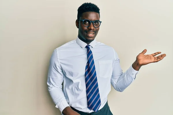 Schöner Schwarzer Mann Mit Brille Businesshemd Und Krawatte Fröhlich Lächelnd — Stockfoto