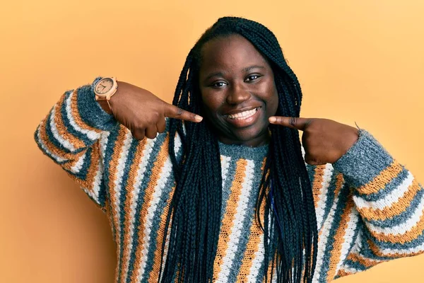 Jeune Femme Noire Avec Des Tresses Portant Pull Hiver Décontracté — Photo