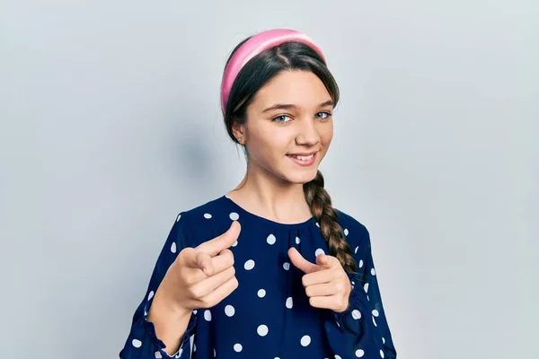 Νεαρή Μελαχρινή Κοπέλα Που Φοράει Κομψό Βλέμμα Δείχνοντας Δάχτυλα Στην — Φωτογραφία Αρχείου