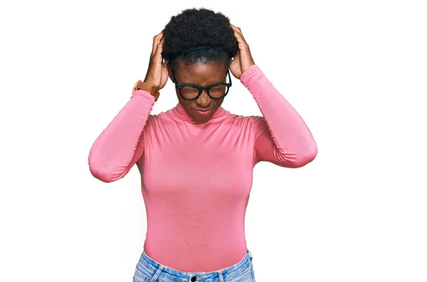 Jong Afrikaans Amerikaans Meisje Draagt Casual Kleren Glazen Die Lijden — Stockfoto