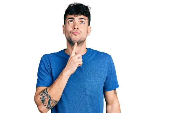 Junger Hispanischer Mann Lässigem Shirt Der Konzentriert Mit Dem Finger — Stockfoto