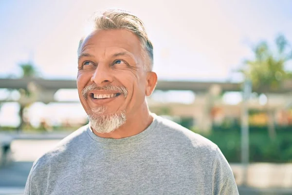 Hombre Pelo Gris Hispano Mediana Edad Sonriendo Feliz Pie Ciudad — Foto de Stock