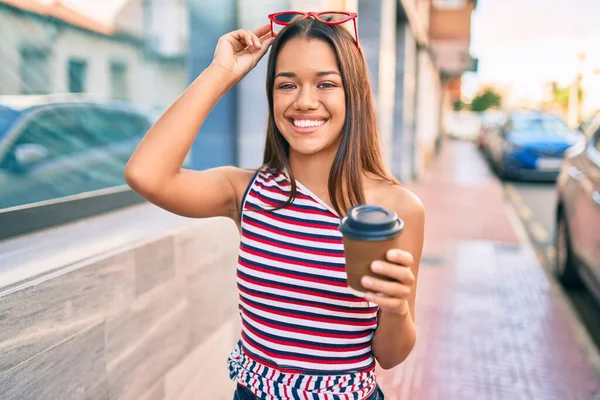 Joven Chica Latina Sonriendo Feliz Bebiendo Llevar Café Ciudad — Foto de Stock