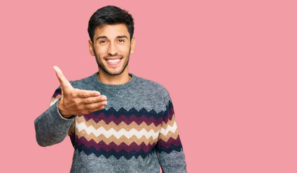 Jovem Homem Bonito Vestindo Camisola Inverno Casual Sorrindo Amigável Oferecendo — Fotografia de Stock