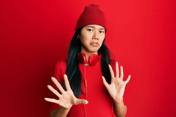 Jonge Chinese Vrouw Luisteren Naar Muziek Met Behulp Van Een — Stockfoto