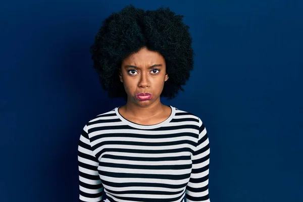 若いアフリカ系アメリカ人の女性は カジュアルな服を着て落ち込んでおり 苦痛を心配し 怒って恐れている 悲しい表情 — ストック写真