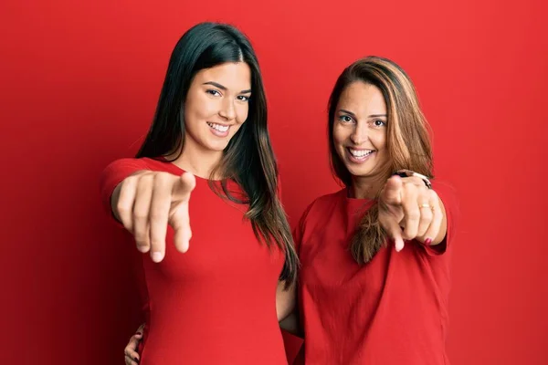 Die Hispanische Familie Aus Mutter Und Tochter Trägt Lässige Kleidung — Stockfoto