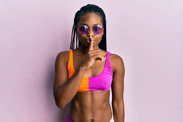 Ung Afrikansk Kvinna Bikini Och Solglasögon Som Ber Tystnad Med — Stockfoto