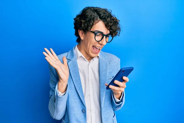 Spaanse Jongeman Met Behulp Van Smartphone Dragen Zakelijke Jas Vieren — Stockfoto