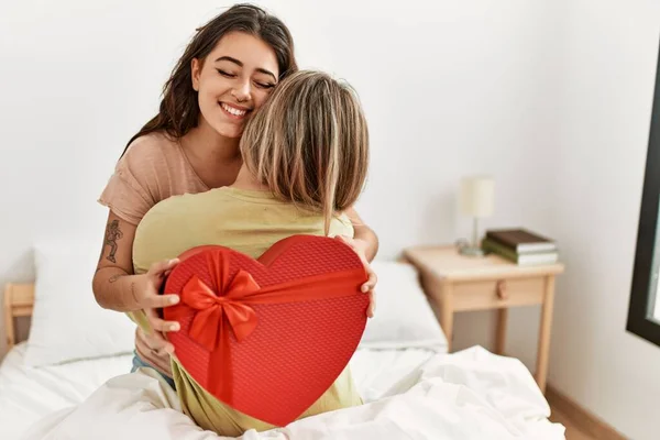 Jonge Vrouw Verrassen Haar Vriendin Met Valentijn Cadeau Slaapkamer — Stockfoto