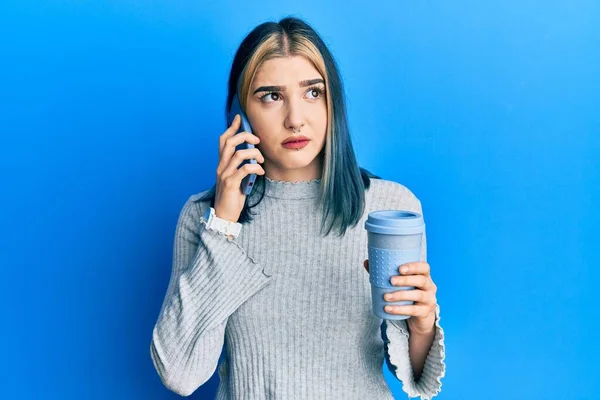 Fiatal Modern Lány Használ Okostelefon Iszik Egy Csésze Kávét Tudatlan — Stock Fotó