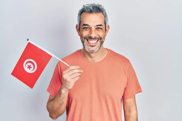 Snygg Medelålders Man Med Grått Hår Håller Tunisia Flagga Ser — Stockfoto