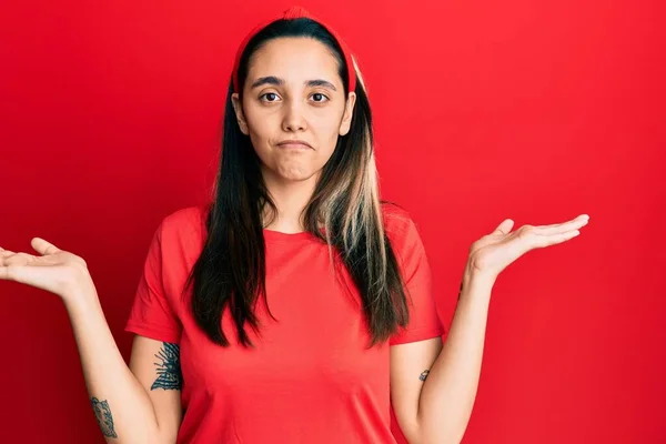 Gündelik Kırmızı Tişört Giyen Genç Spanyol Kadın Hiçbir Şey Bilmiyor — Stok fotoğraf