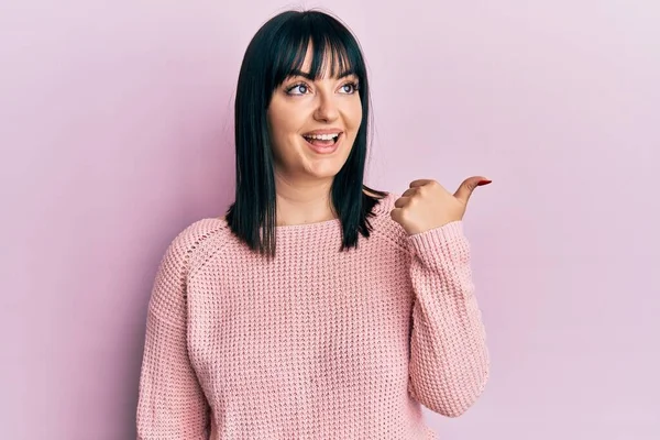 Mulher Hispânica Jovem Vestindo Roupas Casuais Sorrindo Com Rosto Feliz — Fotografia de Stock