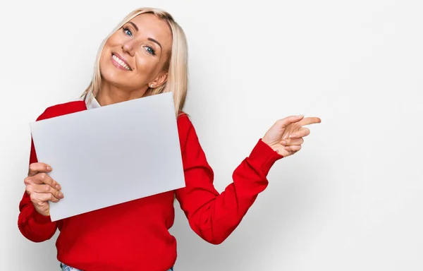 Ung Blond Kvinna Håller Tom Tom Banner Ler Glad Pekar — Stockfoto