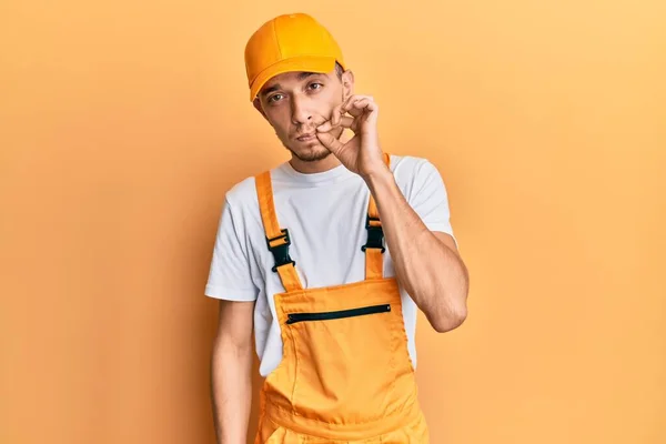 Jovem Hispânico Usando Boca Lábios Uniformes Faz Tudo Fechados Como — Fotografia de Stock