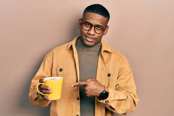 Jeune Homme Noir Portant Des Lunettes Buvant Une Tasse Café — Photo