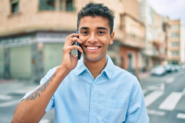 Jonge Latijnse Man Glimlachend Gelukkig Praten Smartphone Lopen Stad — Stockfoto