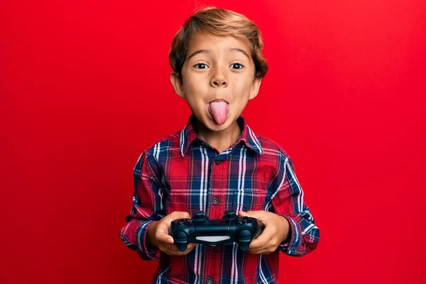 Adorable Niño Latino Jugando Videojuegos Sosteniendo Controlador Sacando Lengua Feliz —  Fotos de Stock