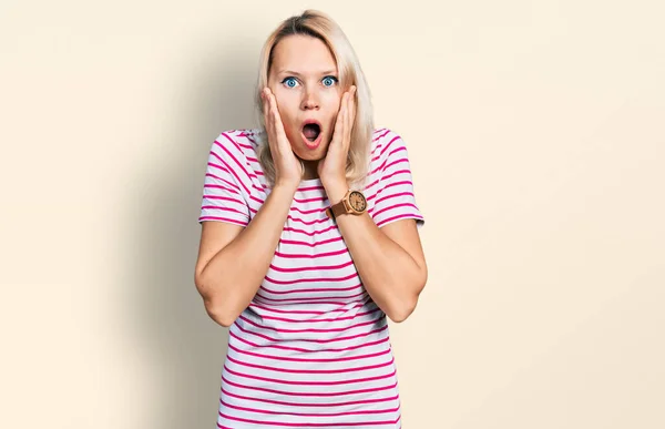 Young Caucasian Woman Wearing Casual Clothes Afraid Shocked Surprise Amazed — Stock Photo, Image