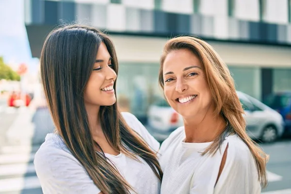 Hermosa Madre Hija Hispanas Sonriendo Felices Pie Ciudad —  Fotos de Stock