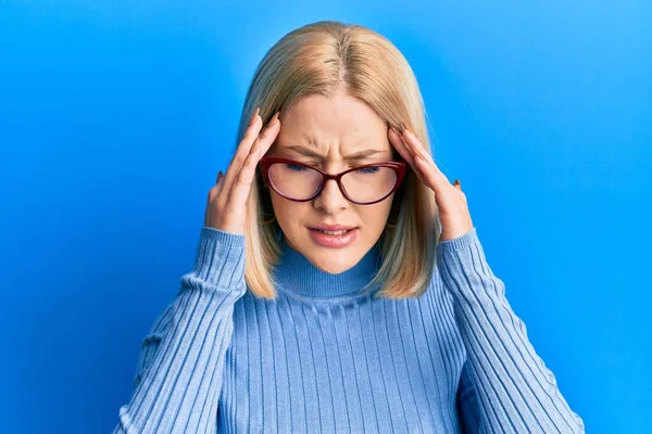 Junge Blonde Frau Lässiger Kleidung Und Brille Mit Der Hand — Stockfoto