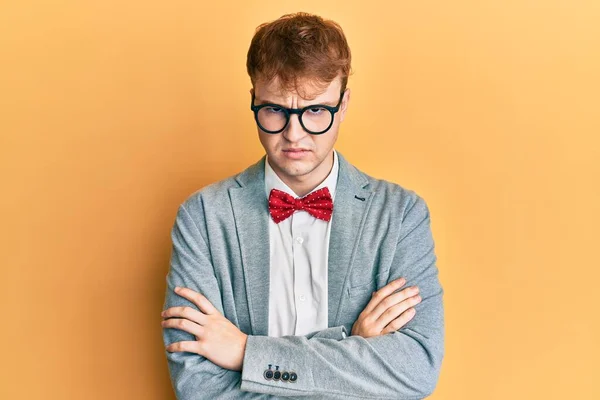 Młody Kaukaski Kujon Noszący Okulary Hipsterskim Eleganckim Wyglądzie Muszką Sceptyczny — Zdjęcie stockowe
