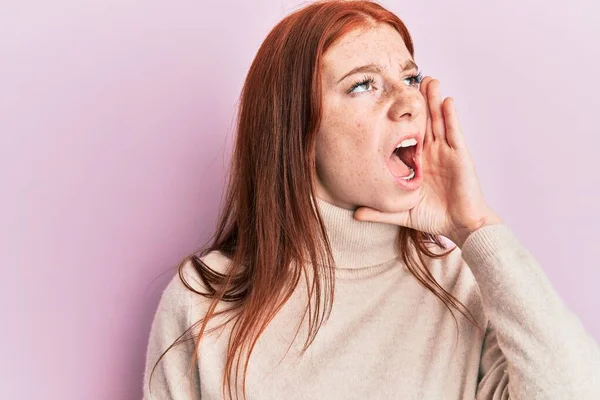 Young Red Head Girl Wearing Turtleneck Sweater Shouting Screaming Loud — Stock Photo, Image