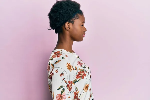 Jong Afrikaans Amerikaans Meisje Dragen Casual Kleding Zoek Naar Kant — Stockfoto