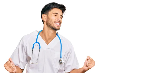 Mladý Pohledný Muž Doktorské Uniformě Stetoskopu Velmi Šťastný Vzrušený Dělá — Stock fotografie