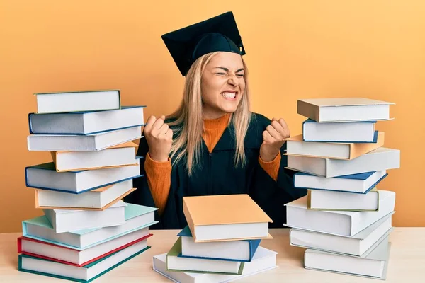 Jonge Blanke Vrouw Met Afstudeerceremonie Gewaad Zittend Tafel Zeer Gelukkig — Stockfoto