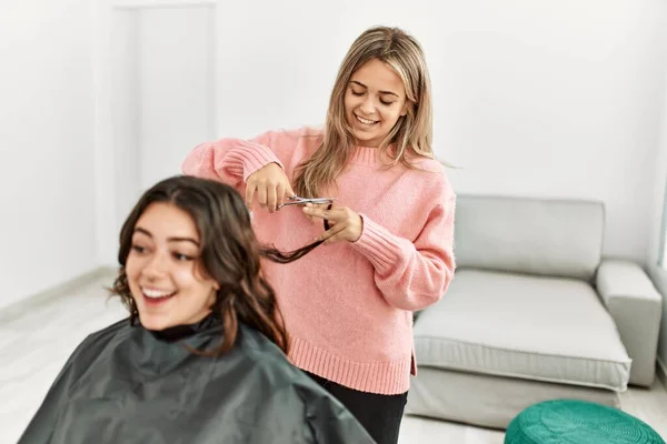 年轻女子在家里给女朋友剪头发 — 图库照片