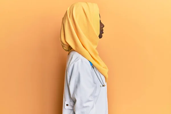 Belle Jeune Femme Africaine Portant Uniforme Médecin Hijab Regardant Vers — Photo