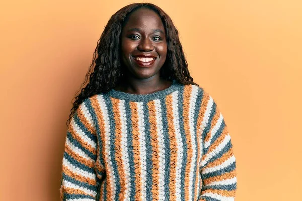 Mujer Joven Africana Vistiendo Suéter Lana Invierno Con Aspecto Positivo —  Fotos de Stock