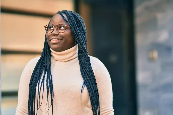 Joven Mujer Afroamericana Sonriendo Feliz Pie Ciudad —  Fotos de Stock