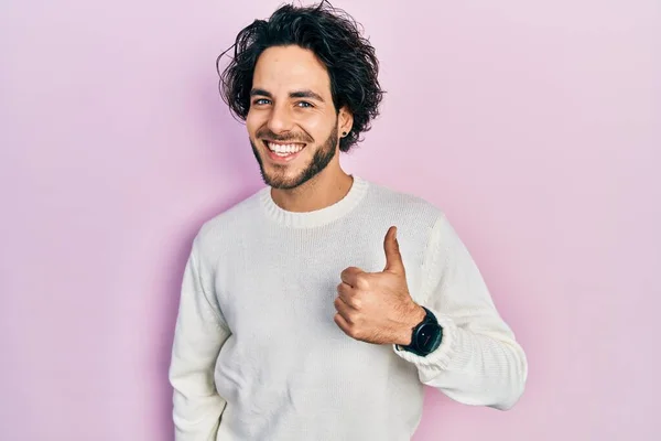 Bonito Homem Hispânico Vestindo Camisola Branca Casual Fazendo Polegares Felizes — Fotografia de Stock