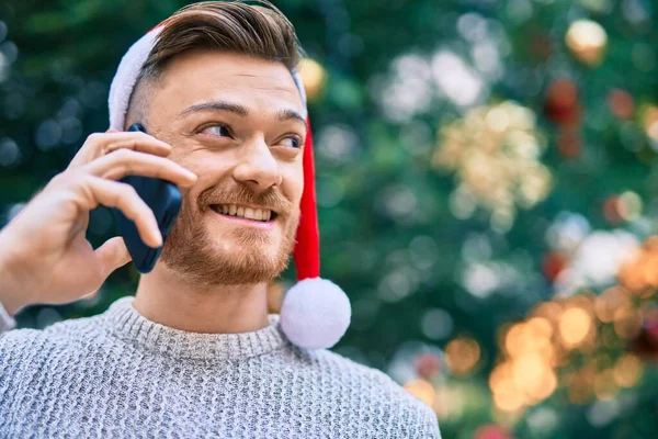 Jonge Blanke Man Draagt Kerstmuts Pratend Smartphone Het Park — Stockfoto