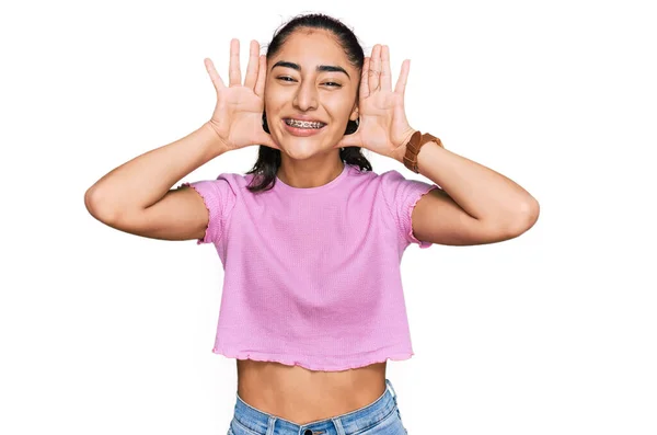 Adolescente Hispana Con Frenos Dentales Con Ropa Casual Sonriente Alegre —  Fotos de Stock