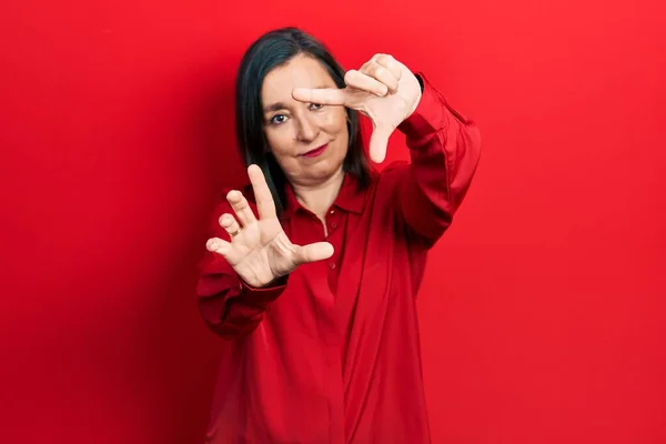 Mujer Hispana Mediana Edad Usando Ropa Casual Haciendo Marco Usando — Foto de Stock