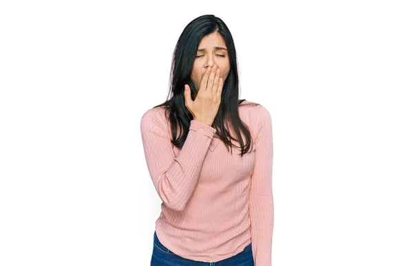 Mujer Hispana Joven Vestida Con Ropa Casual Aburrida Bostezando Cansada — Foto de Stock