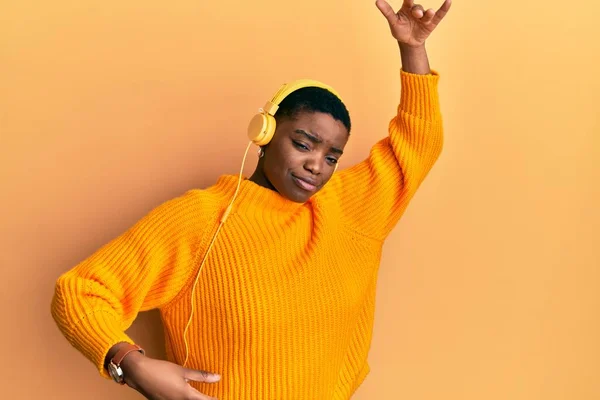 Beautiful African American Young Woman Short Hair Wearing Headphones Listening — Stock Photo, Image