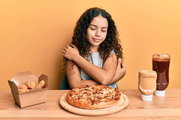 Tini Latin Lány Eszik Pizza Sült Csirke Ölelés Magát Boldog — Stock Fotó