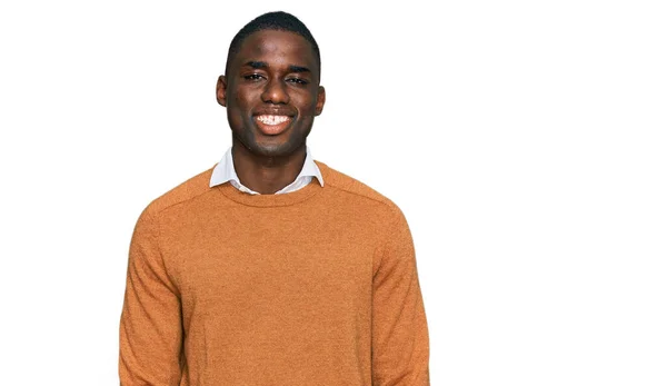 Genç Afro Amerikan Bir Adam Günlük Kıyafetler Giyiyor Pozitif Mutlu — Stok fotoğraf